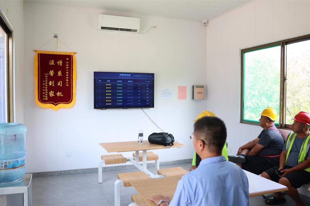 锦旗映初心 办事暖粮途